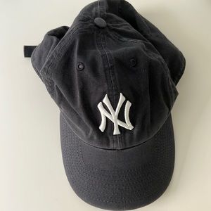 Ladies New York Yankees hat! Perfect condition.
